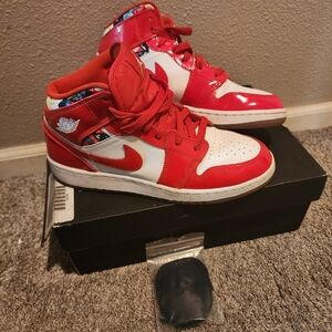 Air Jordan 1 mid SE Chile red 6.5Y Blue String Included